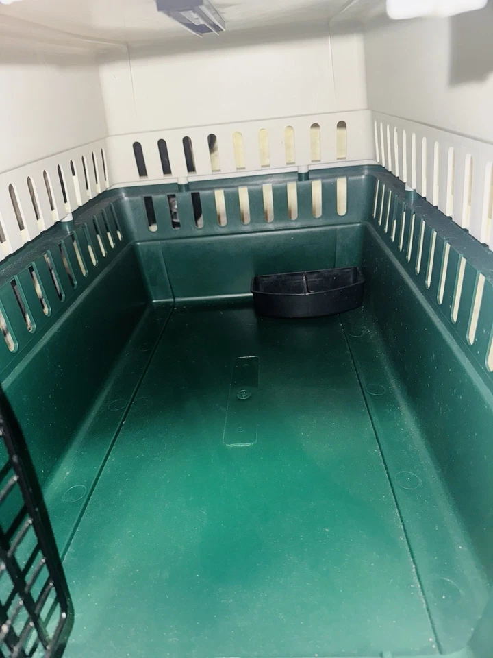 24” Traditional Portable Pet Carrier/Kennel & Cozy Small Dog Bed Bundle - Image 4 of 4