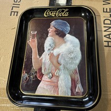 Plateau de service métal Coca-Cola 1925 "Fille de fête" rectangle 1973 souvenirs