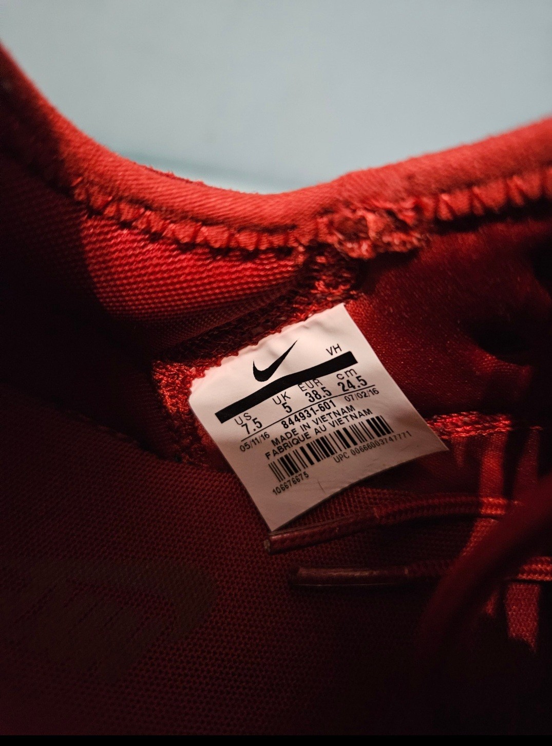 Women's Size 7.5 Nike Tennis Shoes thumbnail 4