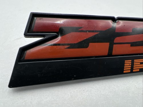 1982-92 Chevrolet Camaro IROC Z28 Dash Emblem Badge OEM Vintage - Foto 3 di 9