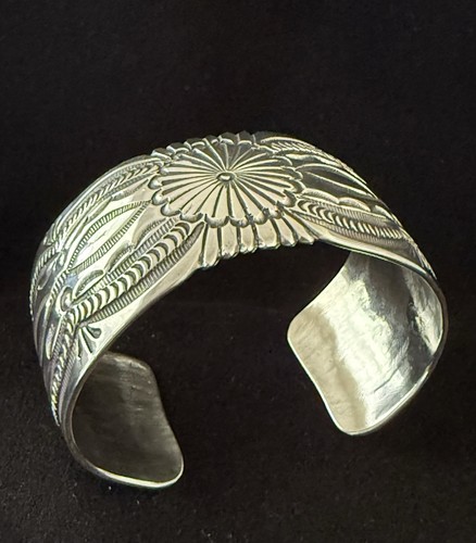 VINTAGE WILBERT BENALLY NAVAJO DINE STERLING SILVER CUFF BRACELET, SIGNED