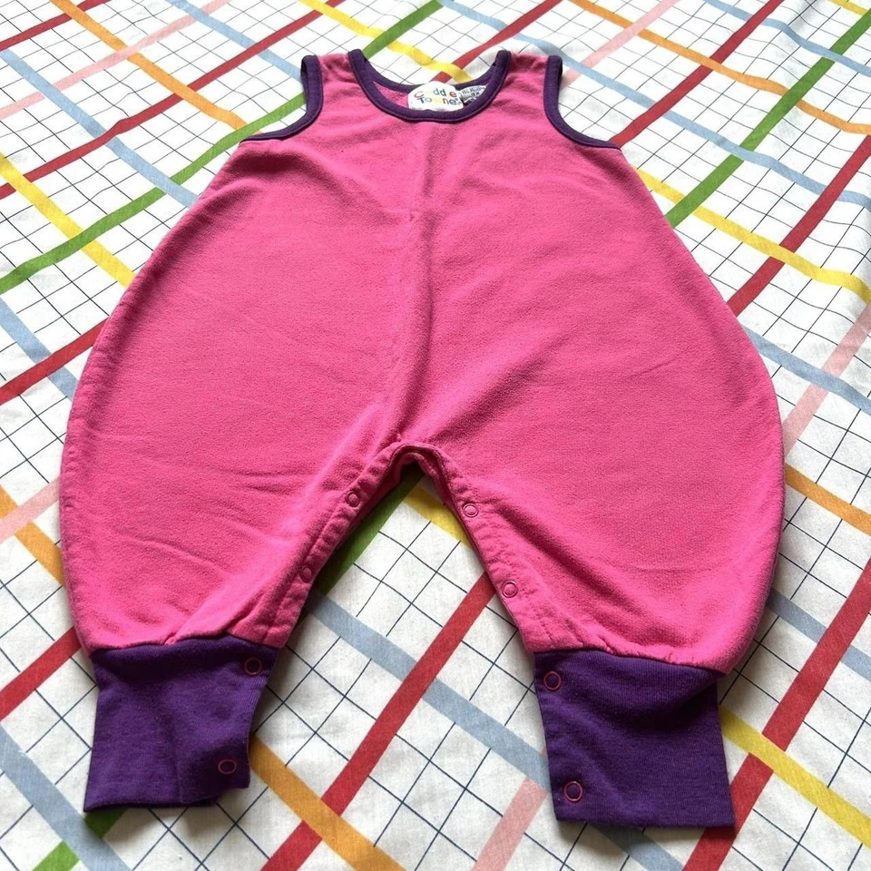 Mono retro sin mangas vintage años 80 Cuddle Towne rosa y púrpura bebé 18M Foto 2 de 4