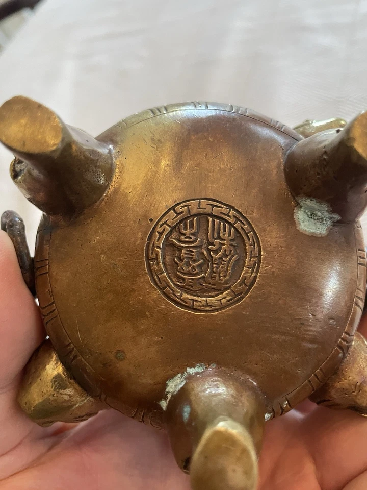 Antiguo quemador de incienso de bronce con diseño de patas y tapa de Asia Foto 2 de 4