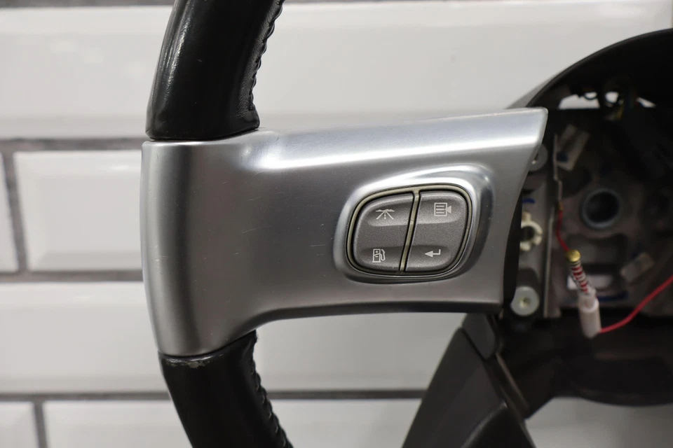 Volante de cuero para conductor Chevy SSR 2003-2006 con interruptores (negro/satinado) Foto 3 de 4