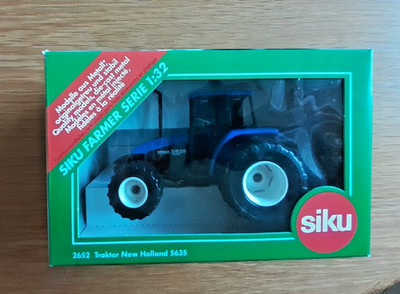 SIKU - 2652 - New Holland/Ford 5635 in OVP (Ausführung mit Breit-Reifen)