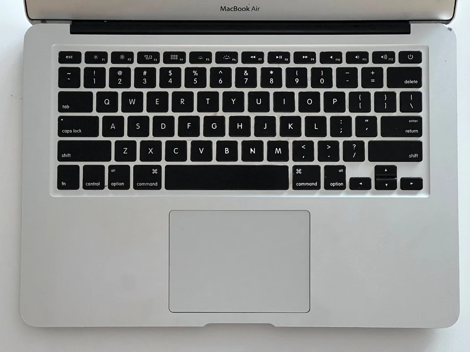 2012 Apple MacBook Air 13 em i5 1.7 GHz 4GB RAM 64GB SSD - Imagem 2 de 4