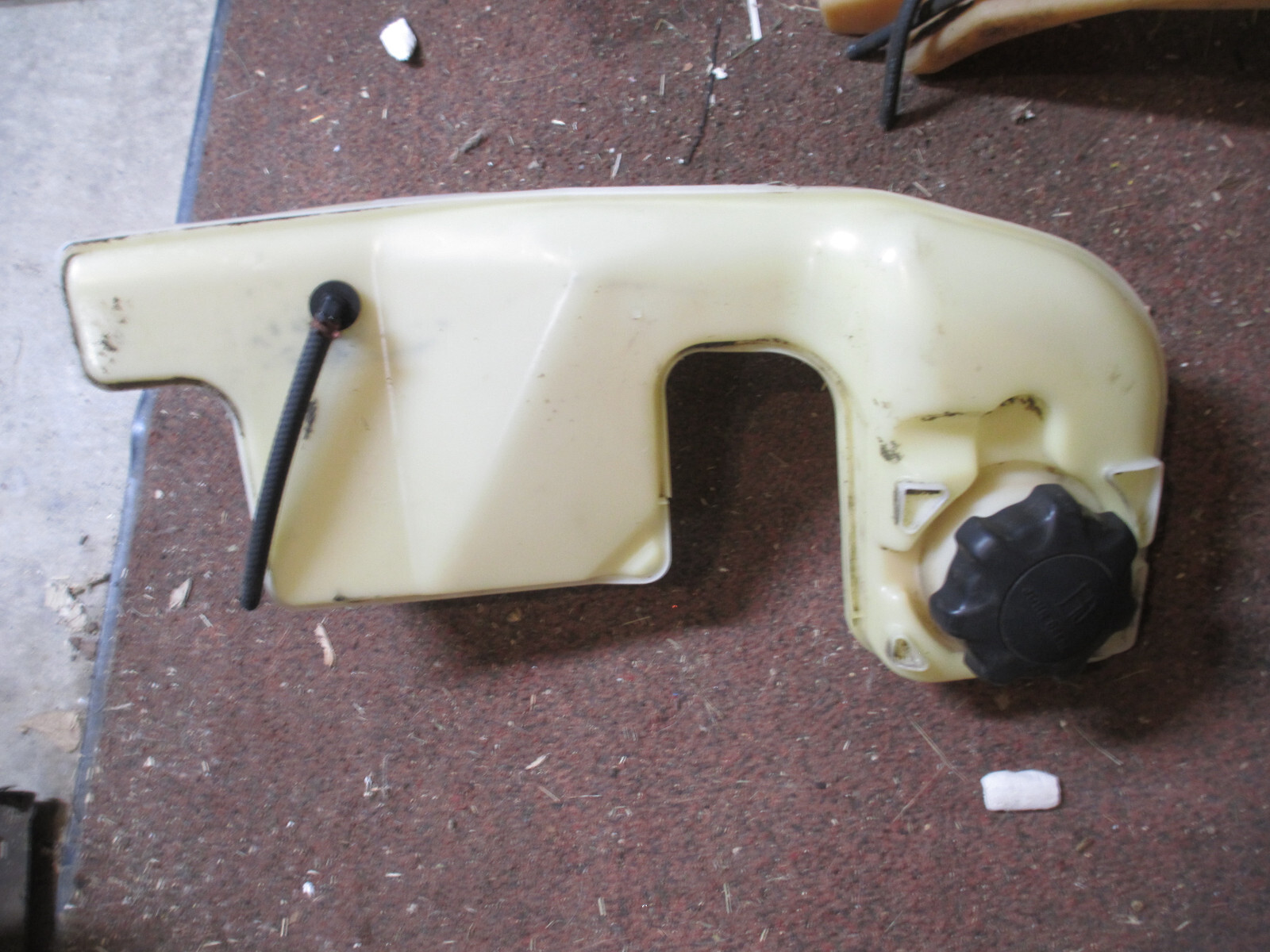 JOHN DEERE LT133 LT155 LT166 LT150 LT160 Lt180 FUEL TANK AM123033
