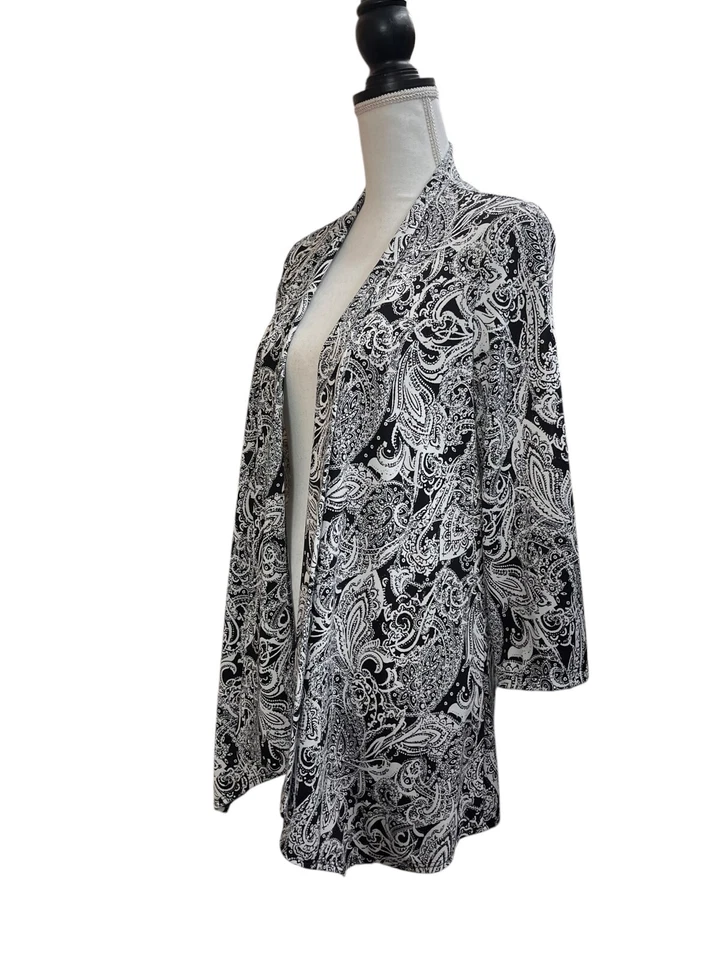 Cárdigan Suéter Marca Slinky Para Mujer Mediano Blanco Negro Estampado Paisley Frente Abierto Foto 2 de 4