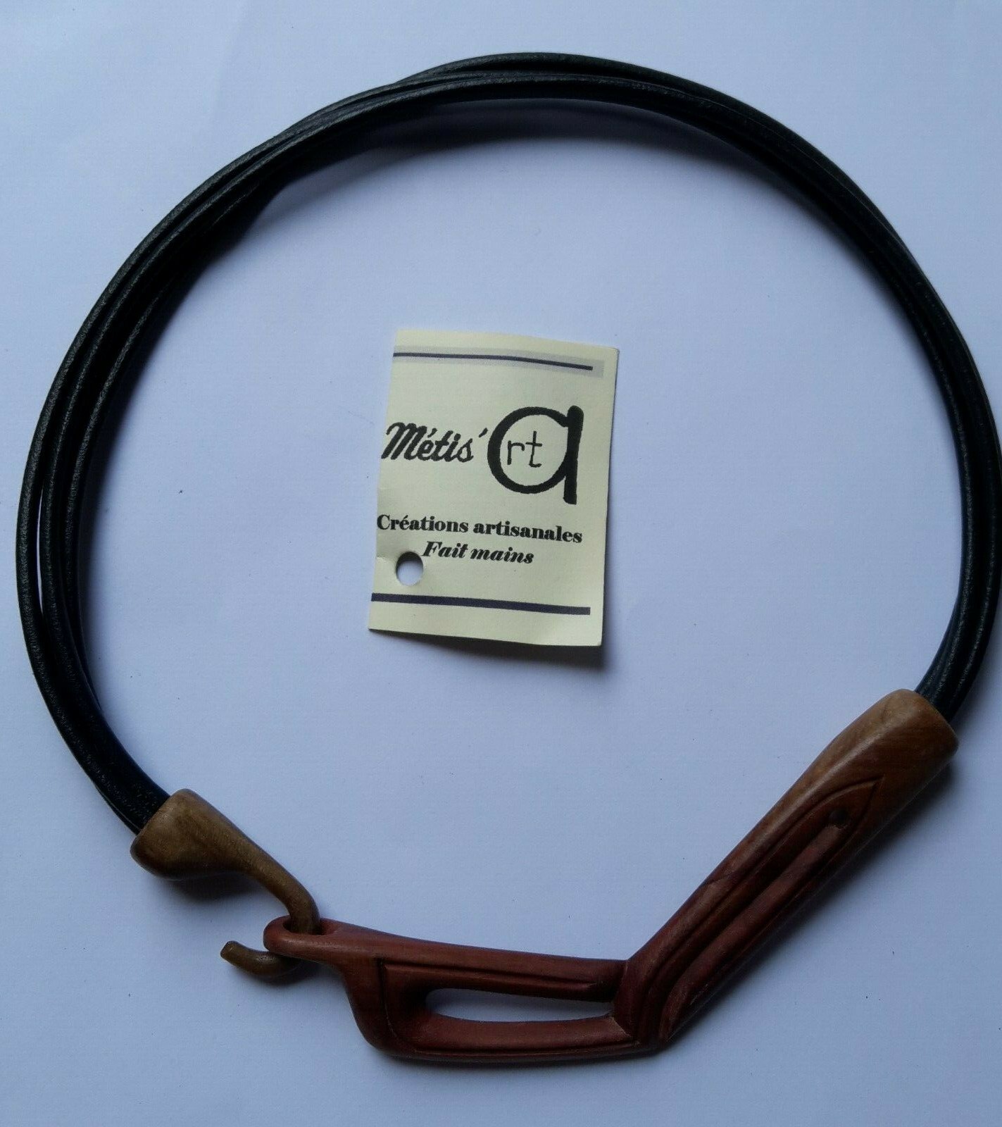 Collier toucan Guyane en bois totem protecteur et coton noir spirituel