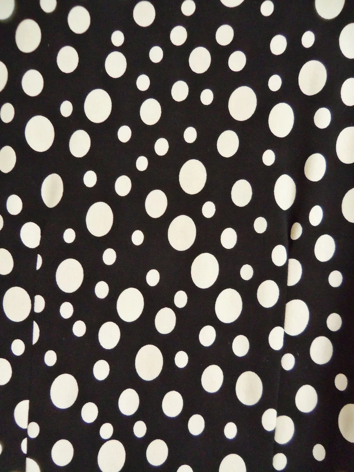 Vestido Alyn Paige años 90 negro y crema 36" lunares poli imitación abrigo. Talla Sm. Foto 4 de 4