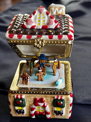 Mr. Christmas Ceramic Gingerbread House Wind-Up Music Box Hinged works perfect