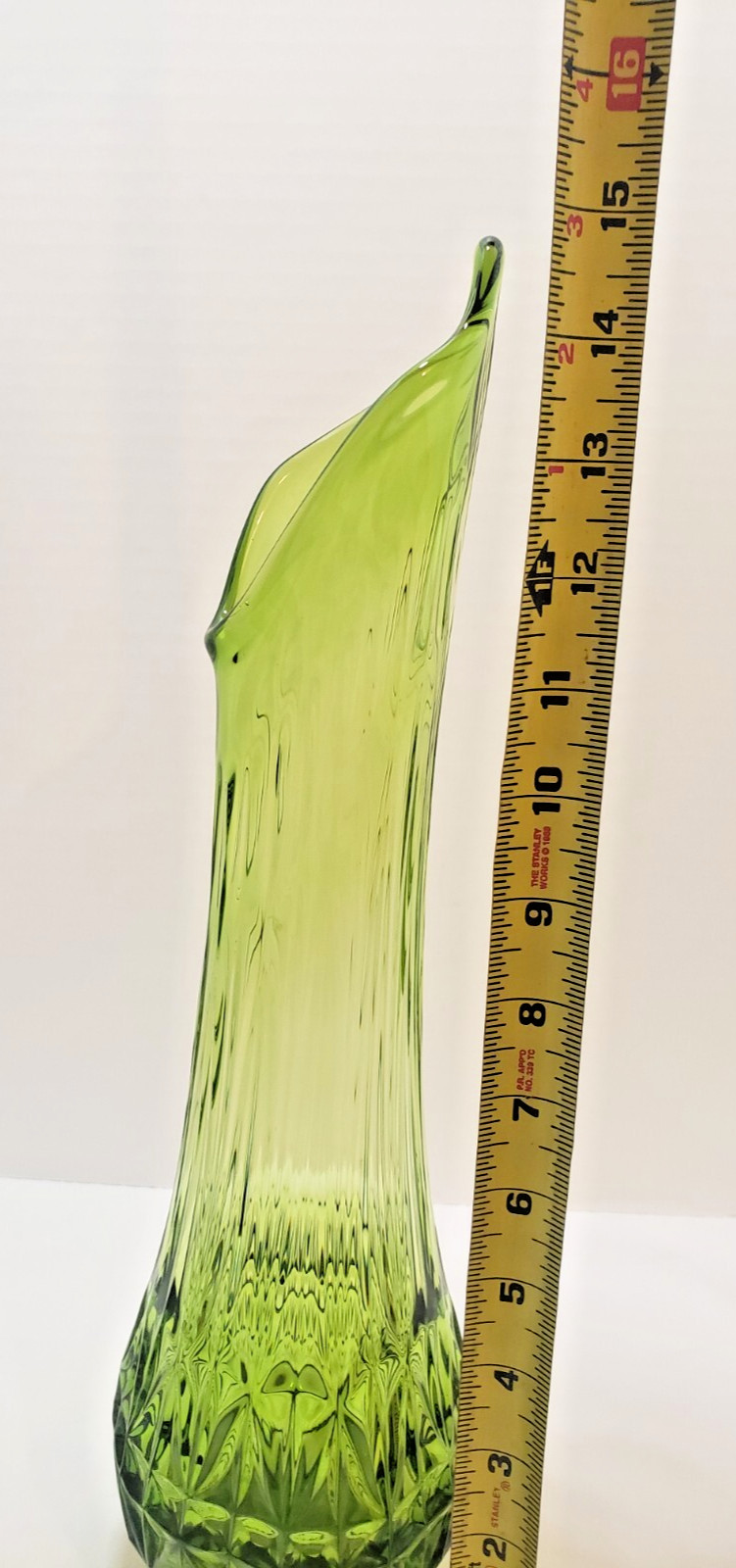 VTG L.E. Smith Green Solitaire Swung Vase 15" very pretty shape at the top.