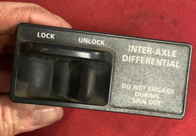 FREIGHTLINER  DASH SWITCH  INTER AXLE DIFF GT 3235L-1  LOCK / UNLOCK