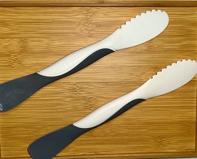 Pampered Chef Nylon Spreader Knife Set of 2 White Gray Serrated Butter Frosting