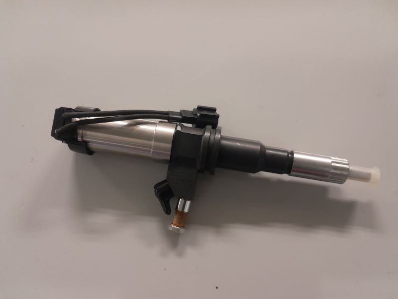 Genuine Denso CR Fuel Injector for Mitsubishi Engine 8M22 095000-0073 ME163859