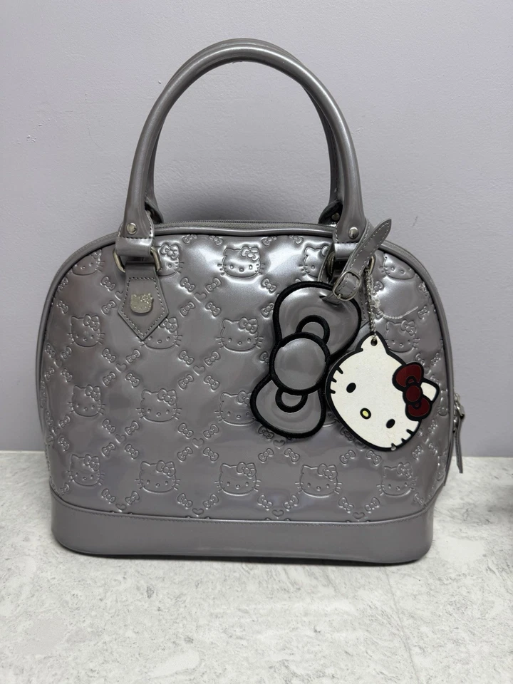 Bolso Hello Kitty x Loungefly Medio Gris Repujado 14" x 11" Foto 2 de 4