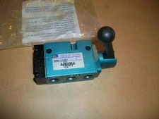 MAC 180001-112-0021 5/2 Position Manual Pneumatic Spool Valve 1/4" NPT  NEW