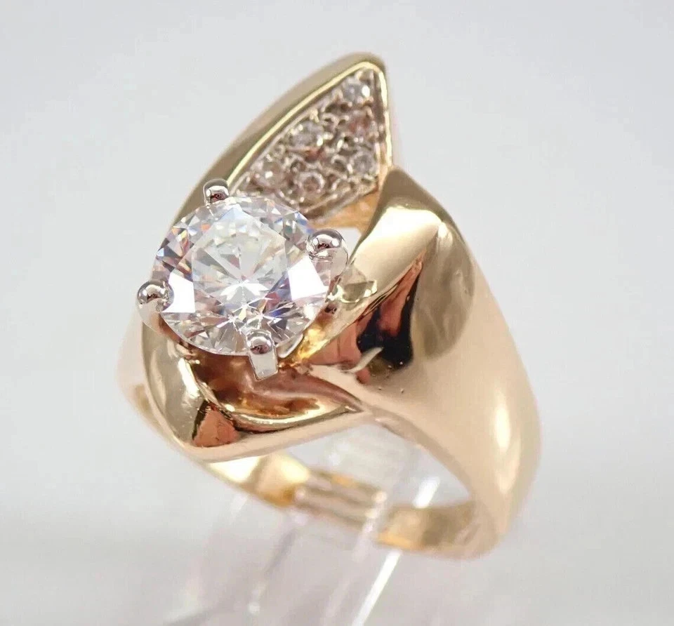 Anillo solitario de diamantes creado en laboratorio redondo de 2 quilates enchapado en oro amarillo de 14 quilates Foto 3 de 4