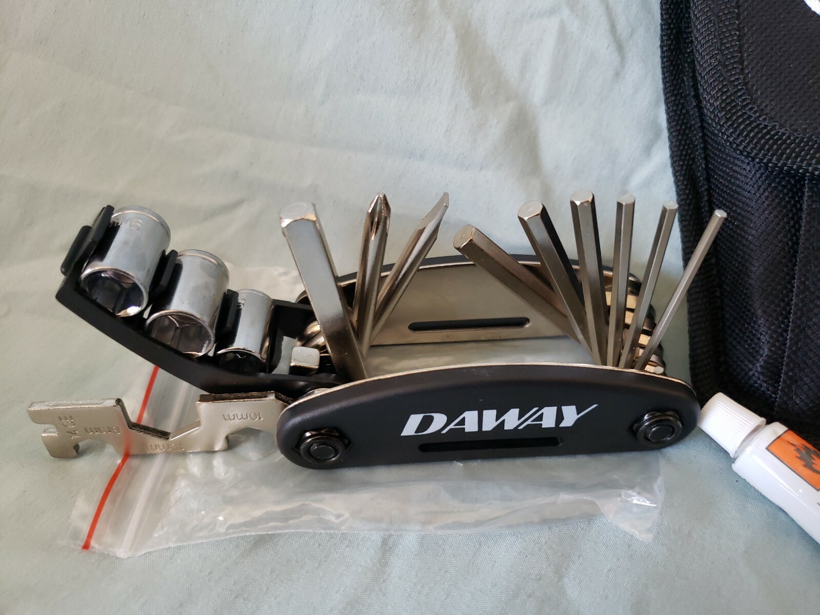 Brand New DAWAY A32 Bike Repair Kit  with Bicycle Saddle Bag