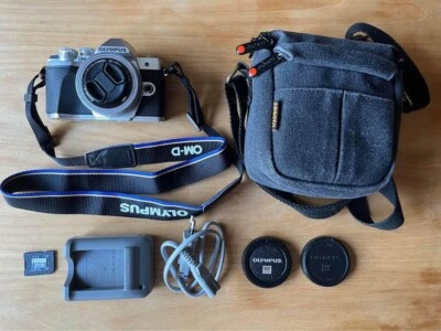 Olympus OM-D E-M10 MarkIII avec un objectif et une SD128Go - Excellent état - Photo 1/4