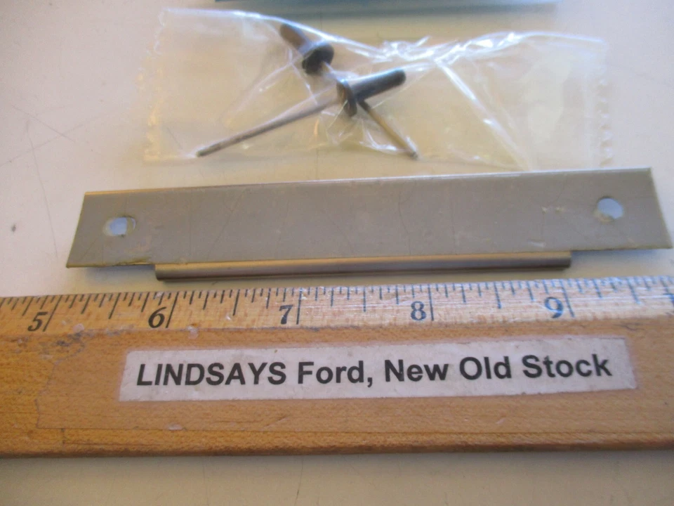 NUEVO OEM FORD 1995/2000 CONTORNO "RETENEDOR" CON ATG. PIEZAS, MOLDURAS F5RZ-5410182-A Foto 3 de 4