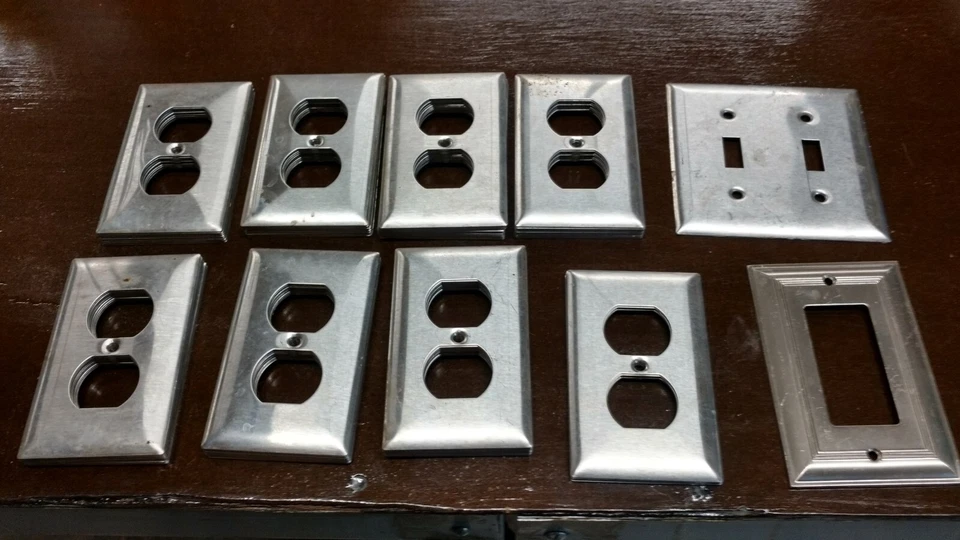 (74) Placa de pared Hubbell tipo S.S 302/304 una banda para un receptáculo dúplex Foto 2 de 4