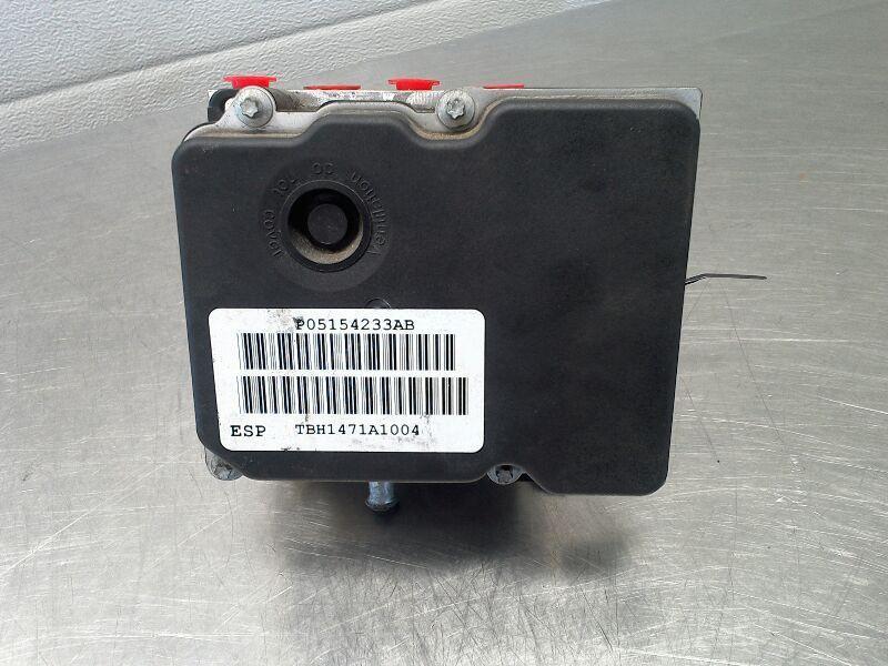 liberty　1113 2006 Jeep Liberty V6 3.7L fuel injector rail 53032699AB