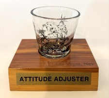Ancien porte verre à shot Las Vegas en bois "Ajusteur d'attitude" avec 2 verres à shot