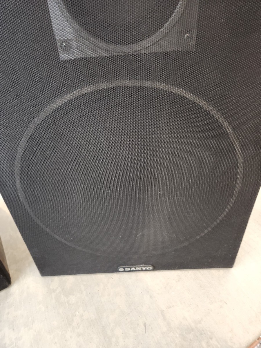 Sanyo SS-685 Floor Speaker Pair 8 Ohm Impedence Walnut Vinyl