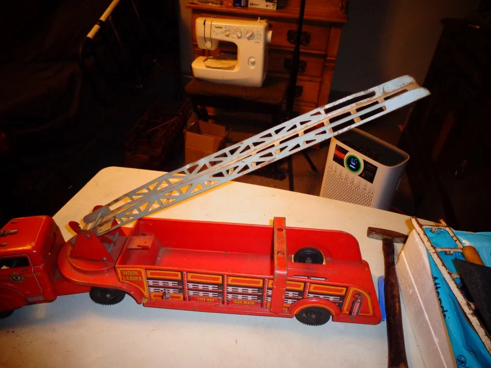 1950's Large Lumar Marx VFD Hook & Ladder #9 Fire Truck Tin Litho 35" Long - Image 4 of 4