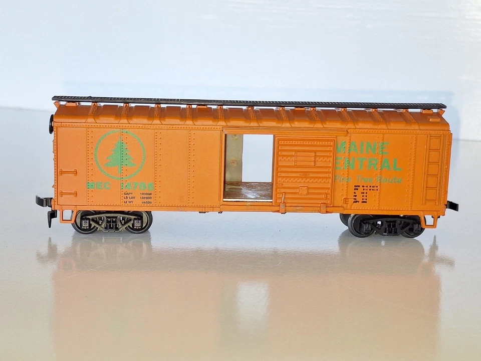 Mehano Maine Central 40' Boxcar.  Good cond. HO scale. No Box. Missing One Step. - Image 4 of 4