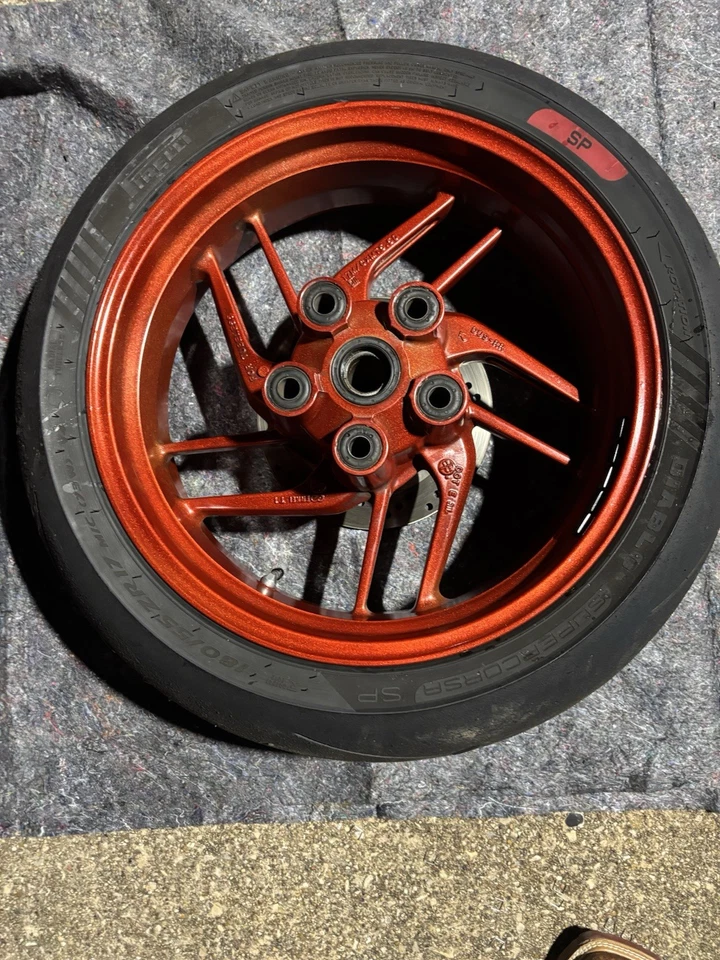 Ducati 959 2016 rueda trasera y neumático completo con rotor de disco OEM 2016-2019 nuevo Foto 2 de 2