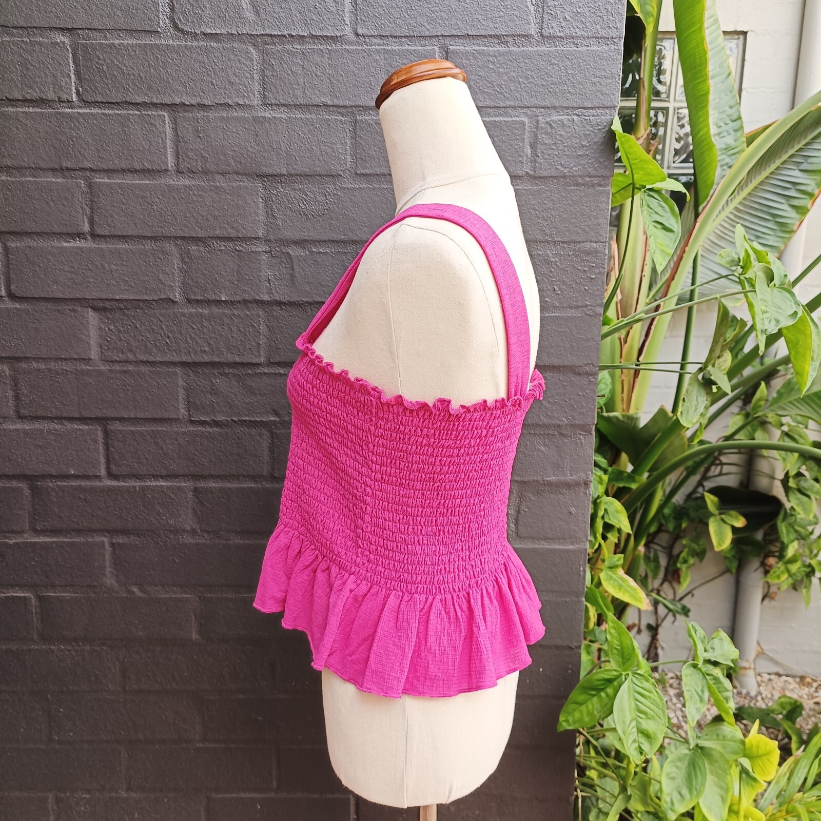 Sportsgirl Sz L AU 14 Hot Pink Stretchy Shirred Bodice Mid Length Crop
