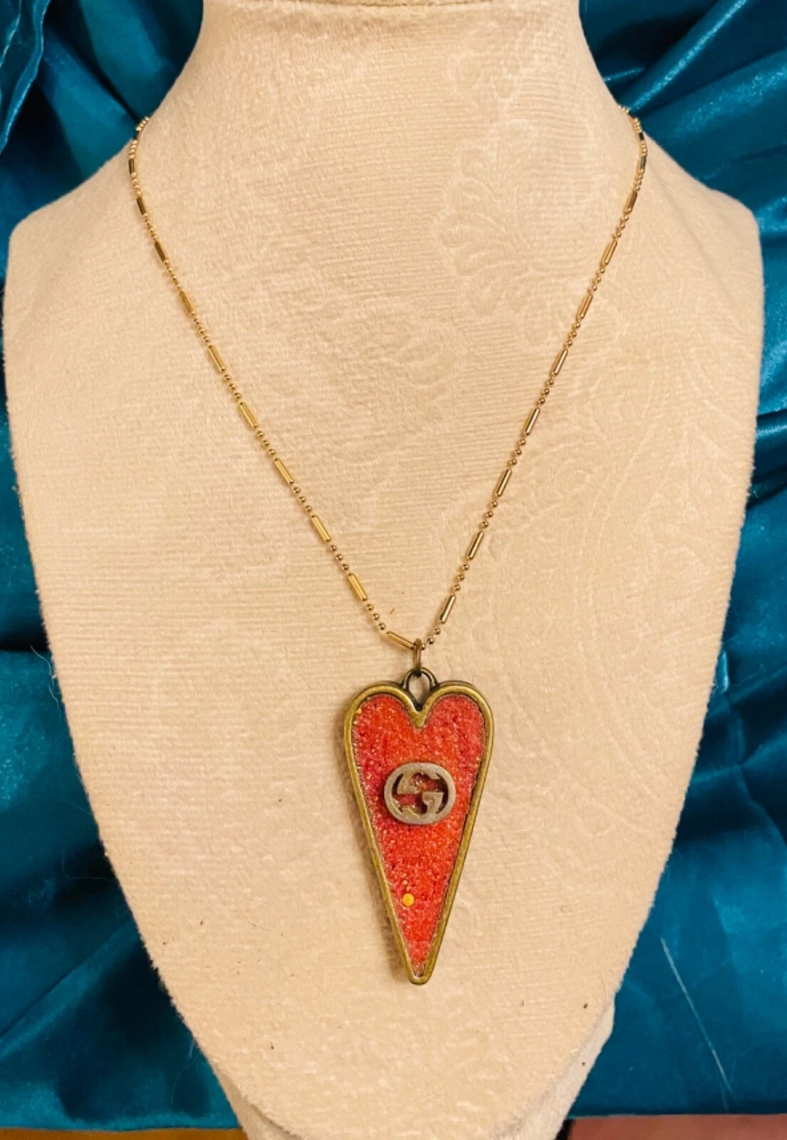 Joli collier cœur déformé Gucci GG pierre de corail réutilisé