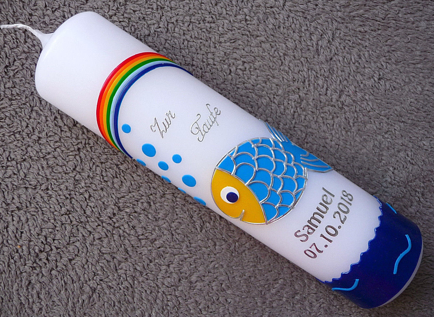 Taufkerze Fisch Regenbogen blau wachsverziert Handarbeit