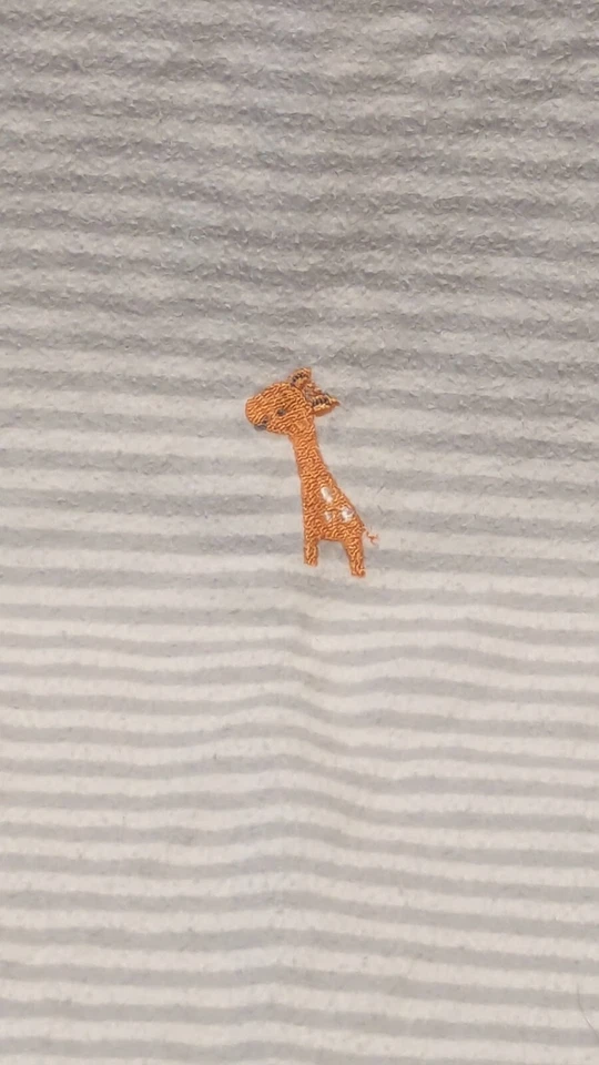 Manta bebé Child of Mine de Carter's Giraffe franela recepción rayas grises  Foto 2 de 4