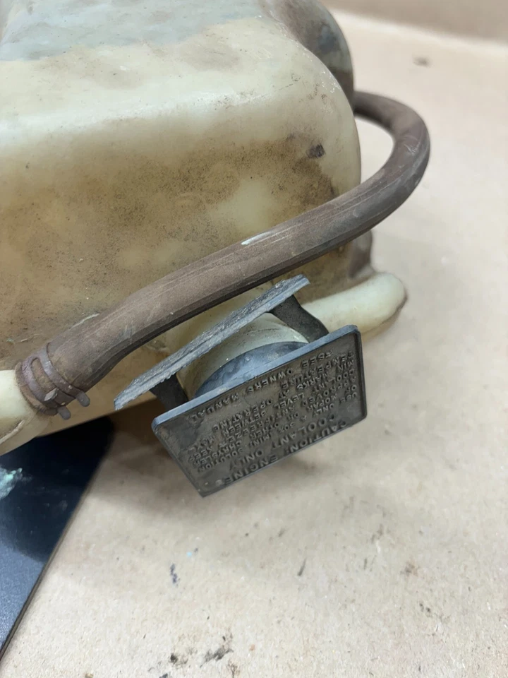 Dodge Truck Ram D150 Mopar 1981-1991 botella de desbordamiento de radiador jarra 4140752 88200 Foto 2 de 4