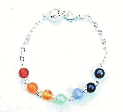 Hübsches 7 Steine Chakra ausgleichendes Kristall Bettelarmband - Reiki - Geschenk in Schachtel