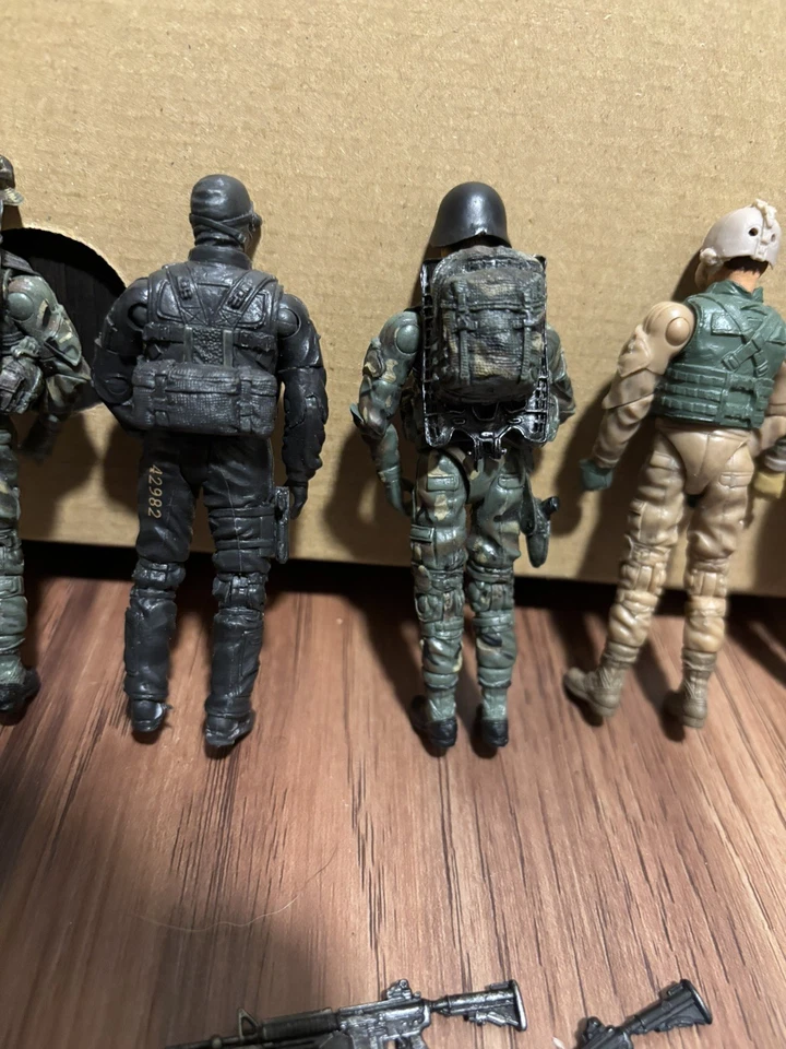 BBI 1:18 Blue Box Toys Elite Force Lot of 5 Figures with Weapons and Gear K9  - Image 3 of 4