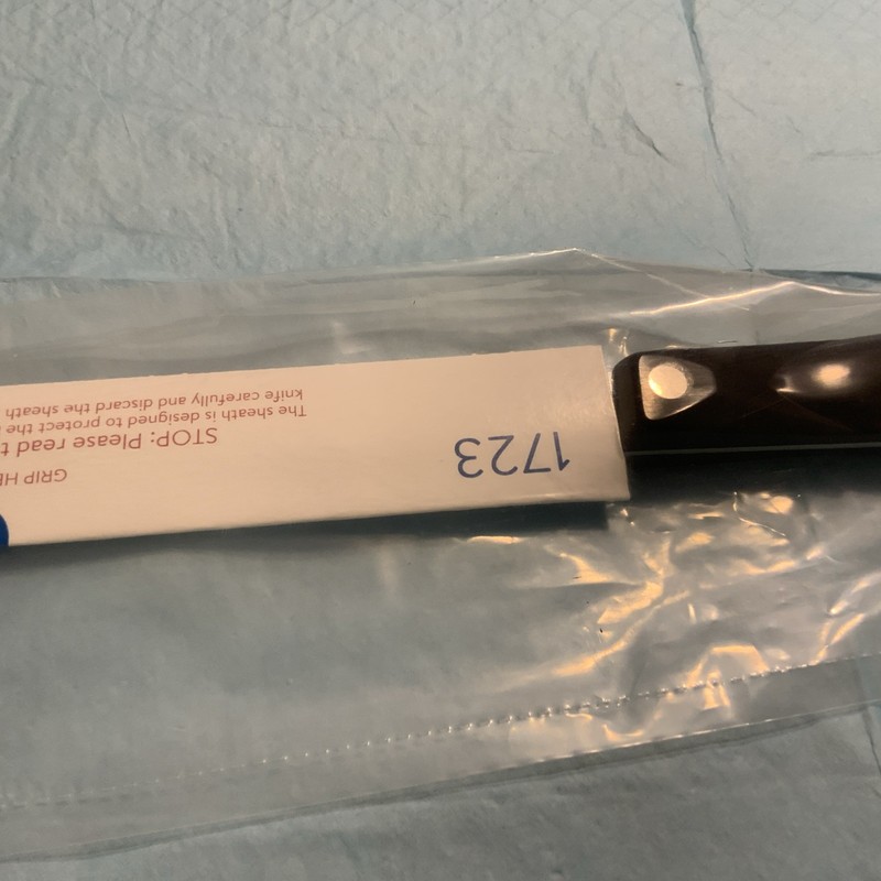 Brand New Cutco #1723 Serrated Carver Knife Sealed