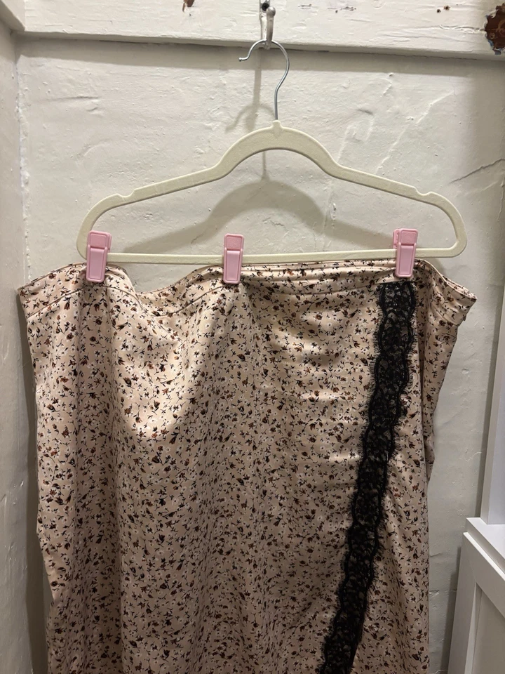 Женская атласная юбка-слип Leith 3x с кружевной отделкой с разрезом в розовом цвете Ditsy - Изображение 3 из 3