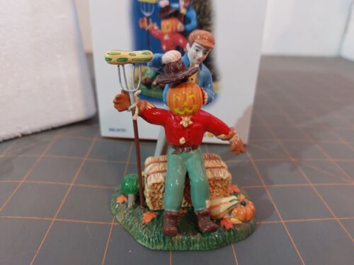 DEPT 56 TOPPING OFF THE SCARECROW 54701 HALLOWEEN SNOW VILLAGE - Picture 1 of 2