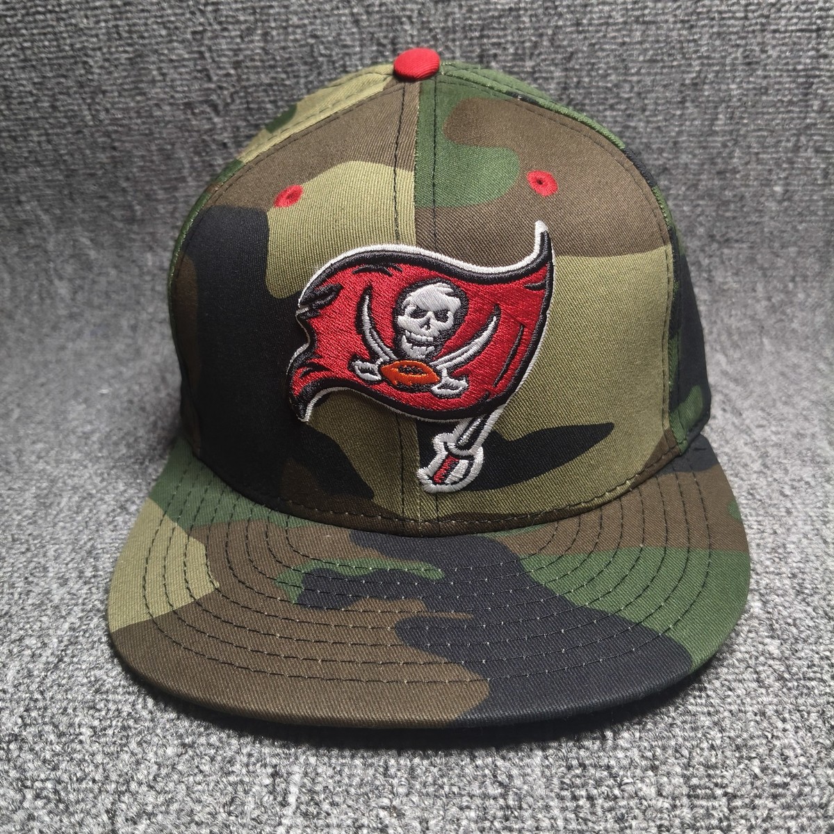 New Era Buccaneers 59FIFTY Fitted Camo Flat Brim Hat Size 7 NFL