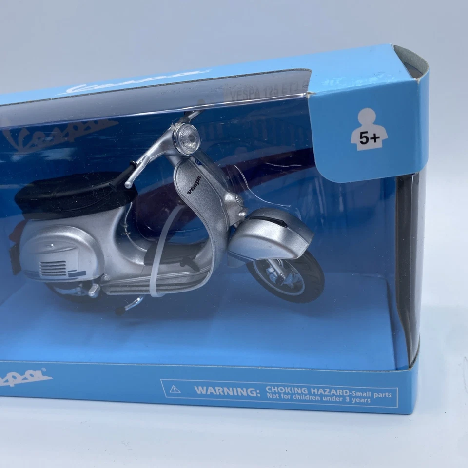 Vespa 125 ET3 Primavera 1/12 Scale Silver Diecast Scooter Model NewRay - Image 3 of 4