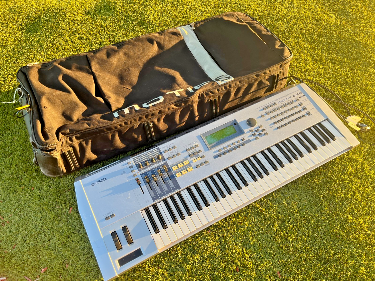 YAMAHA MOTIF ES6 SYNTH (1 OWNER ) W/FREE YAMAHA FACTORY CASE 