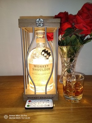 Monkey Shoulder Whisky Flaschenlampe mit 100 warmweißen USB LEDs im Displaykäfig
