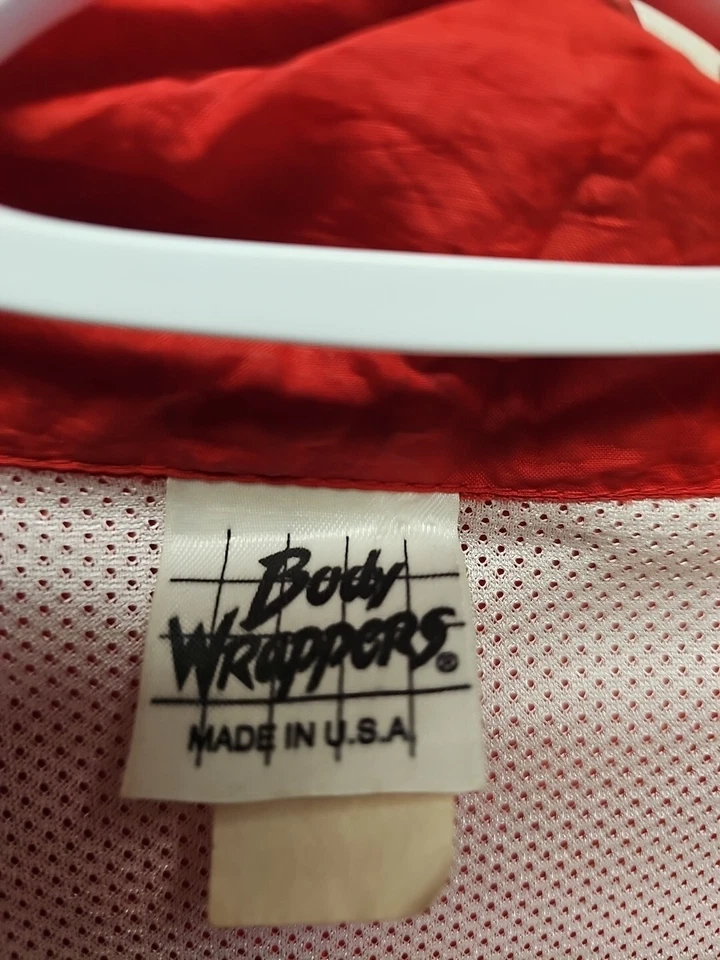 Chaqueta cortavientos vintage años 90 BODY WRAPPERS nailon roja blanca cremallera grande  Foto 3 de 4