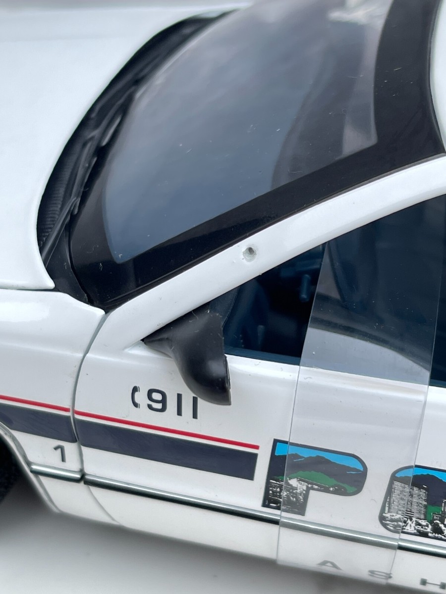 UT MODELS 1/18 ASHEVILLE POLICE CRUISER 1996 CHEVY CAPRICE DAMAGED