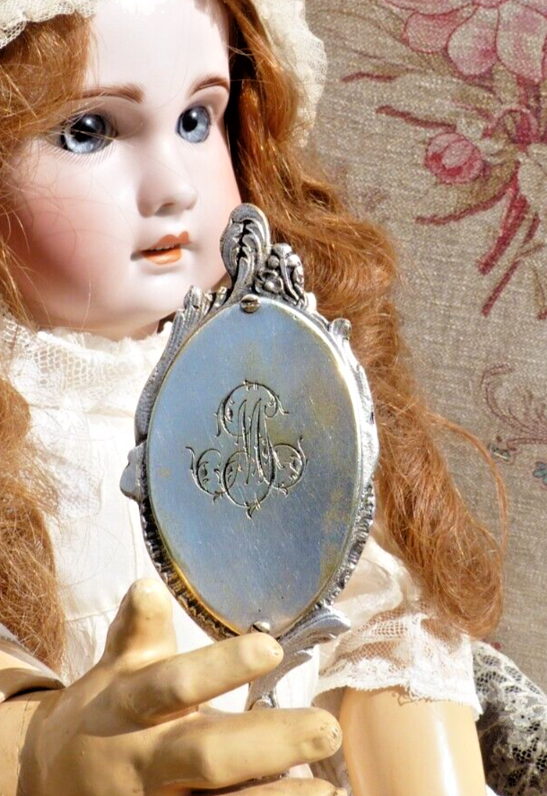 POUPÉE ANCIENNE, TÊTE BUSTE en porcelaine émaillée type coiffure Eugenie