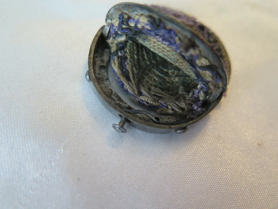 ANTIGUA Cartera Soberana Victoriana de 1800 BOLSO DE MONEDAS DE ORO CON CUENTAS DE METAL PEQUEÑO Foto 3 de 4